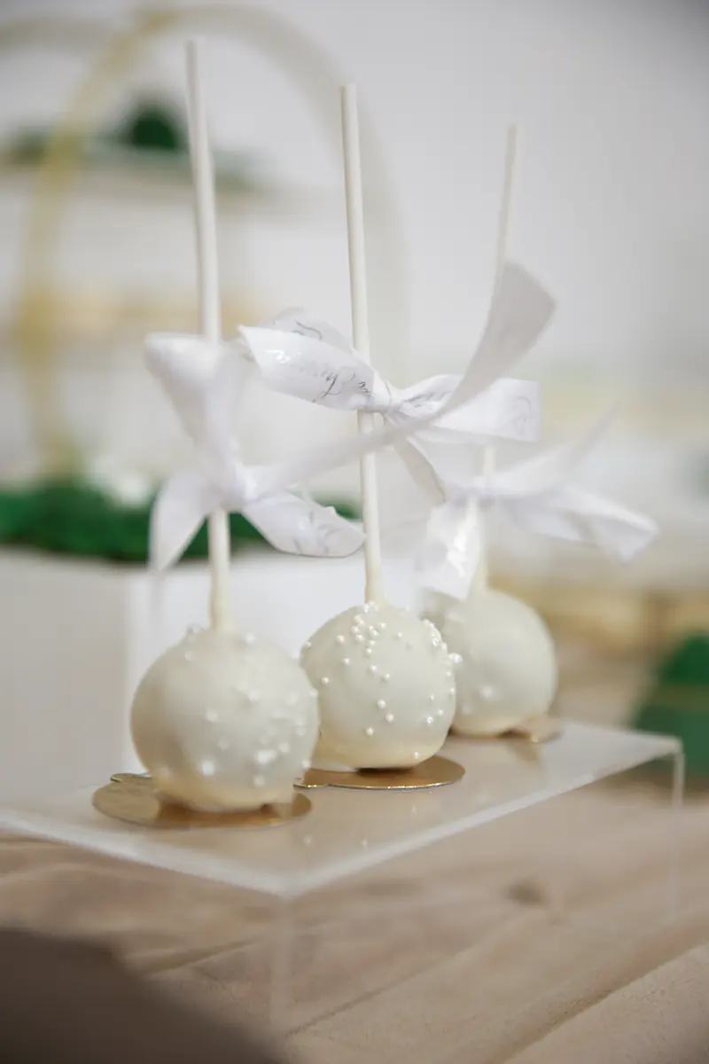 Cake popsy w białej czekoladzie z satynowymi kokardami
