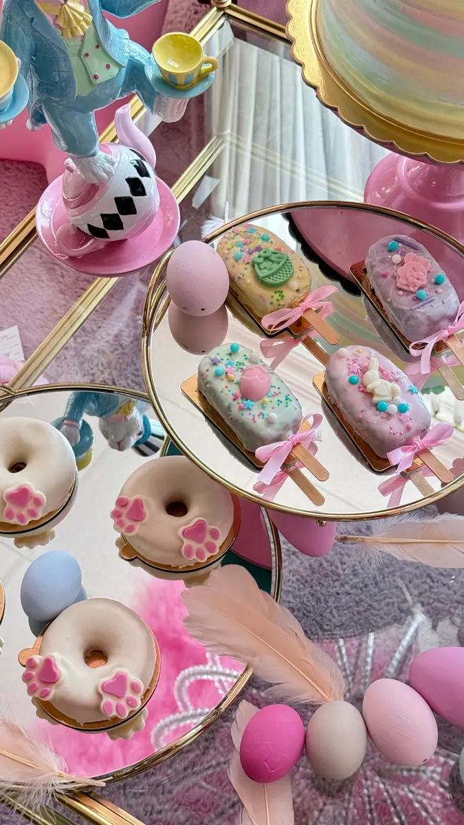 Pastelowy stół dziecięcy z donutami i monoporcjami na patyku